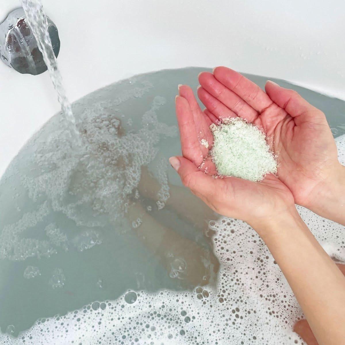 Energy Awakening Evergreen Bath Soak - Glam Global UKOdacité