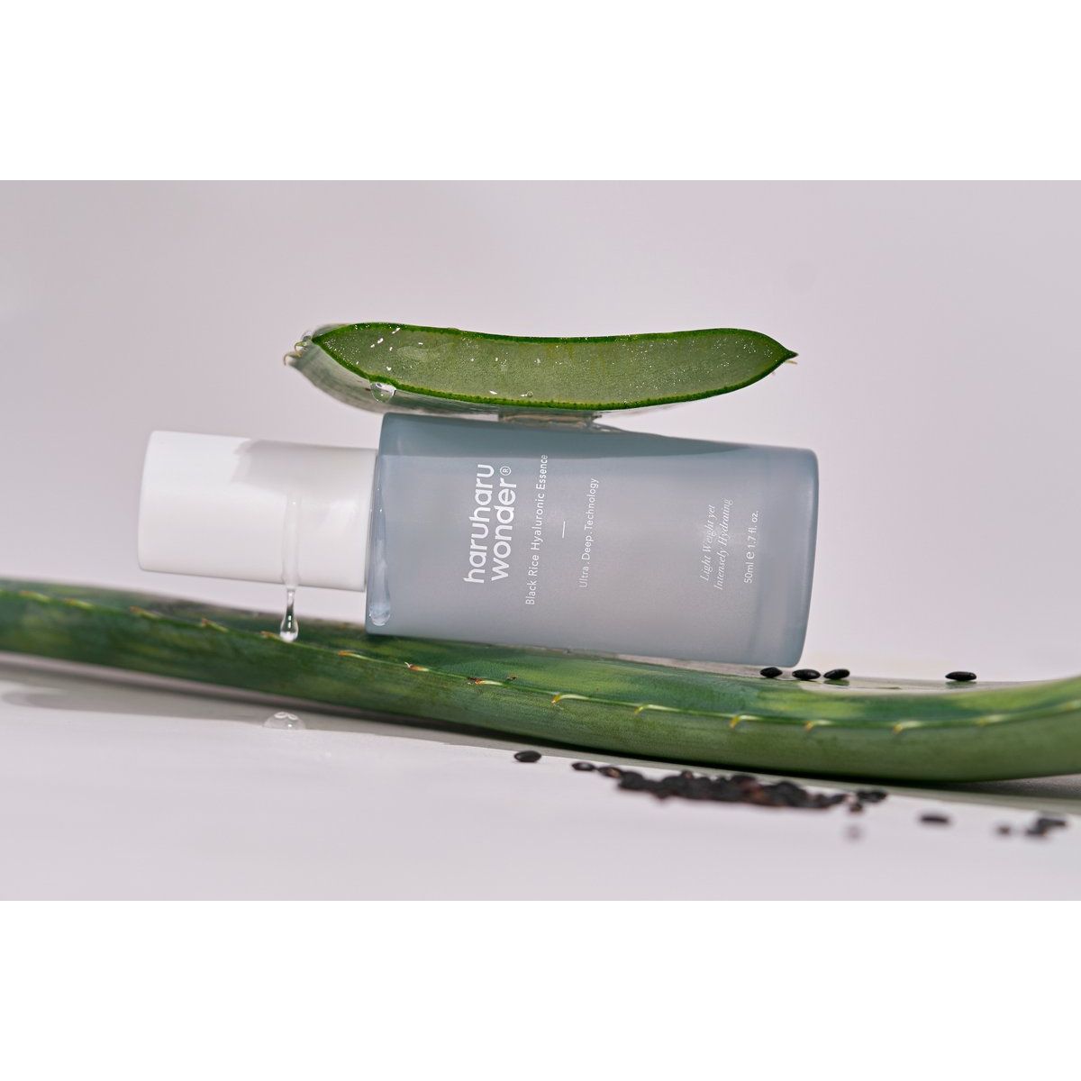 haruharu wonder Black Rice Hyaluronic Essence 50ml – product view 3